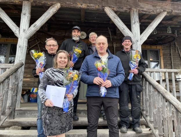 Alla stipendietagarna samlade på trappan till Geta nostalgi- och motormuseum. Från vänster Ann-Christin Sjölund och Matte Fagerström, Greger Leino, Lennart Berndtsson, Krister Berndtsson och Anders Jansson.